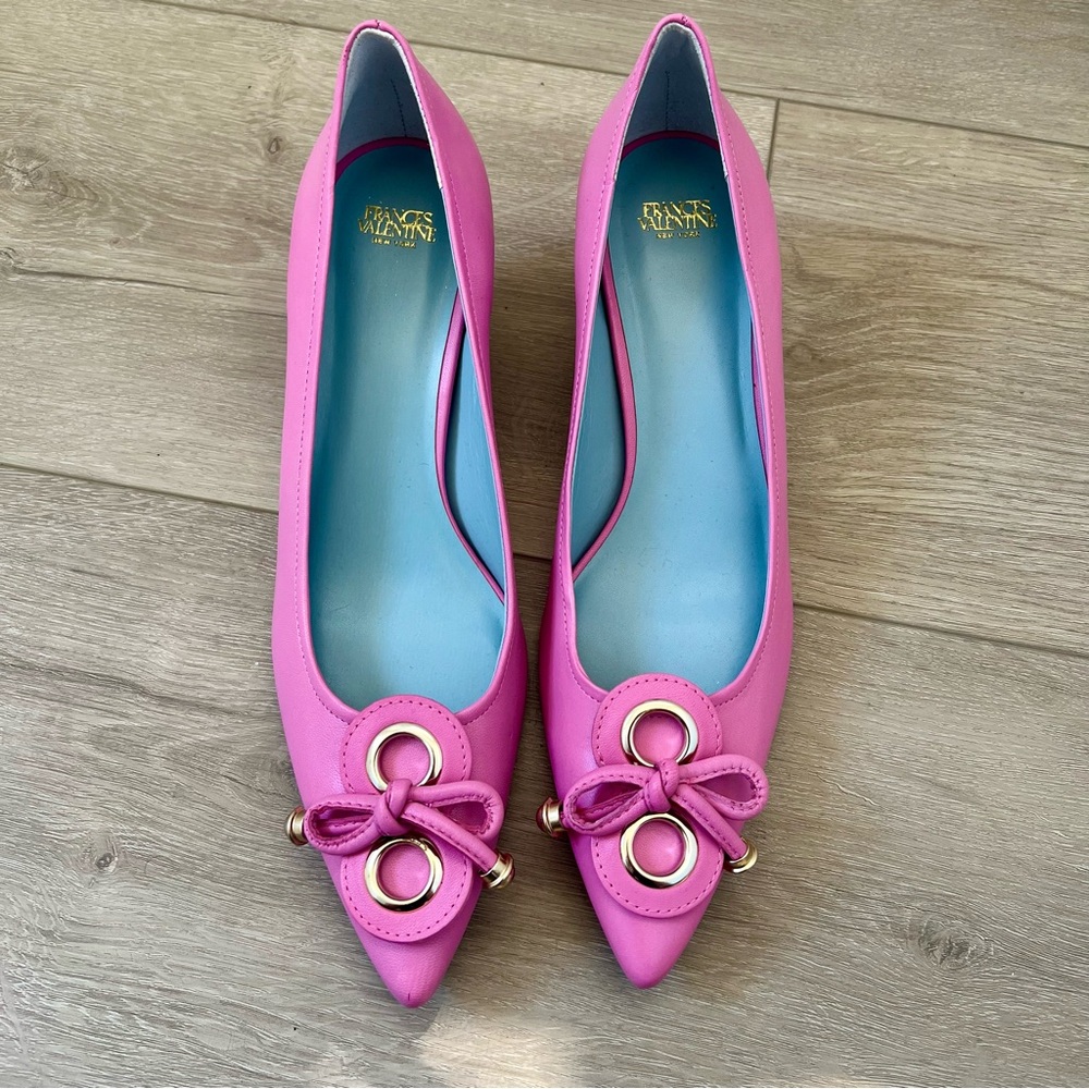 NWOT Francis Valentine Pink Kitten Heel with Gold Bow Size 8